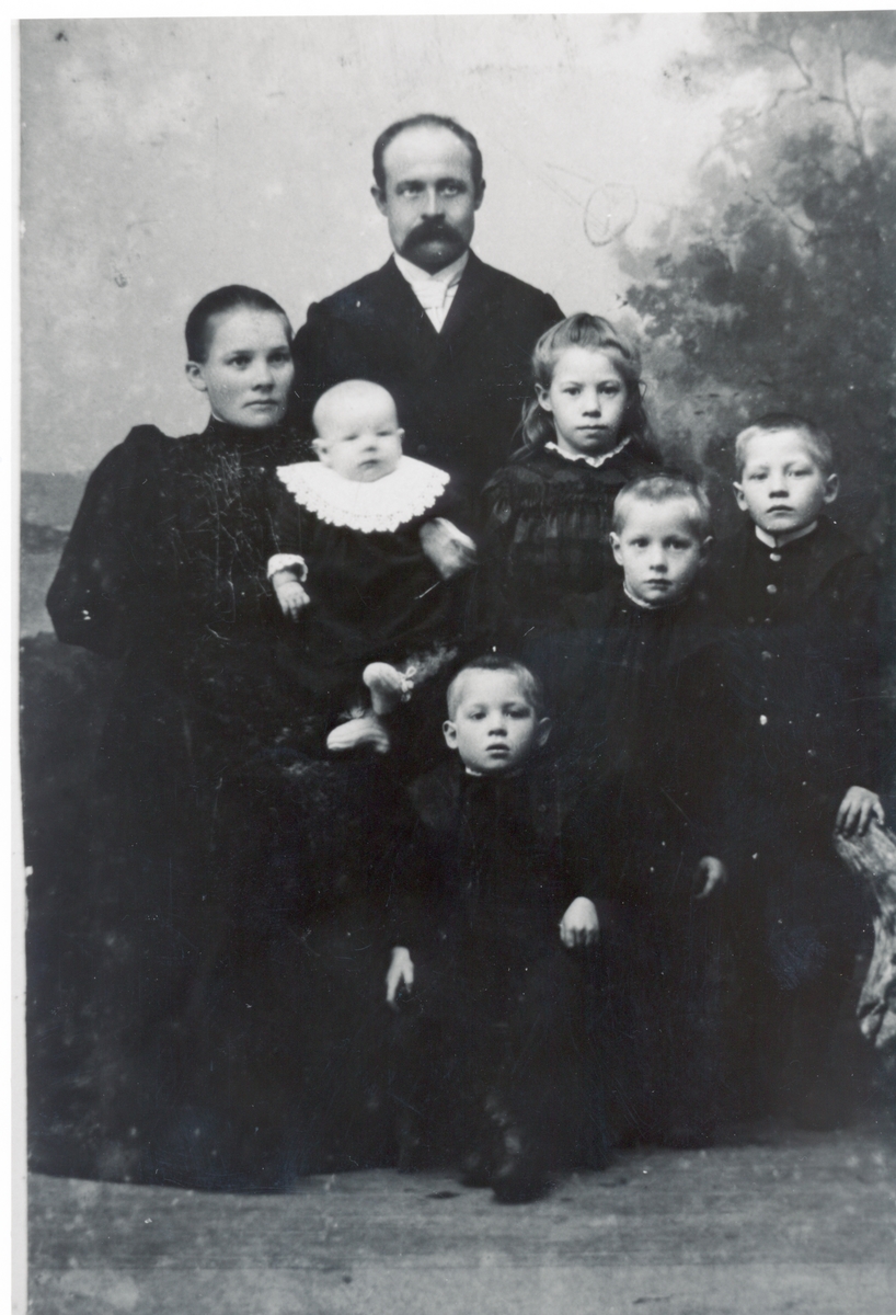 Atelierportrett av familie., Ca.1900.Ingen opplysninger.