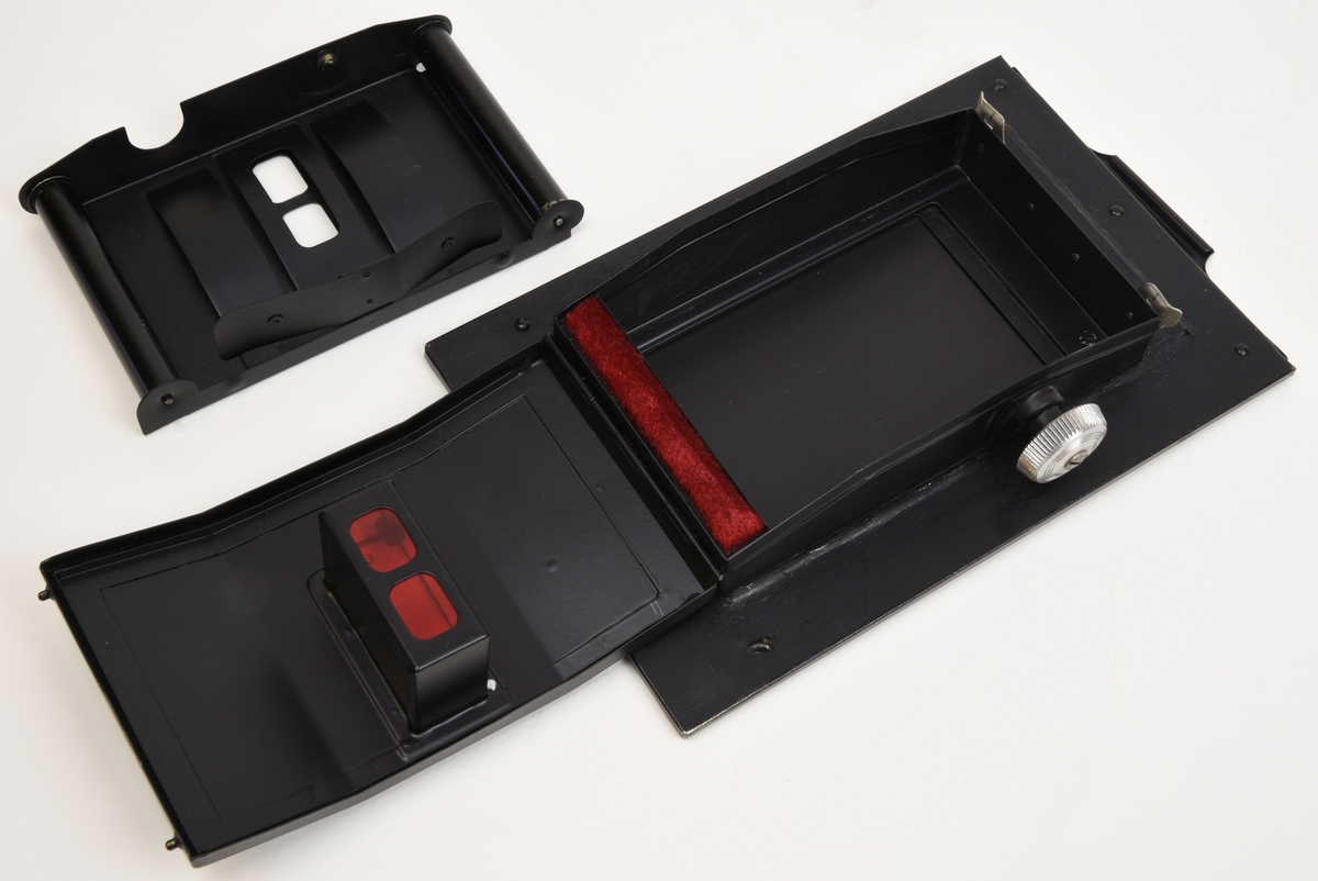 En plåtkassett som använts för att konvertera glasnegativ från kameror i format 9 x 12 cm till filmkameror i 6 x 9 cm format.

Plåtkassetten ser ut som en vanlig kassett för 9 x 12 cm glasnegativ men har på sitt bakstycke en utstickande komponent som är en laddningskassett för 120 films rullar.