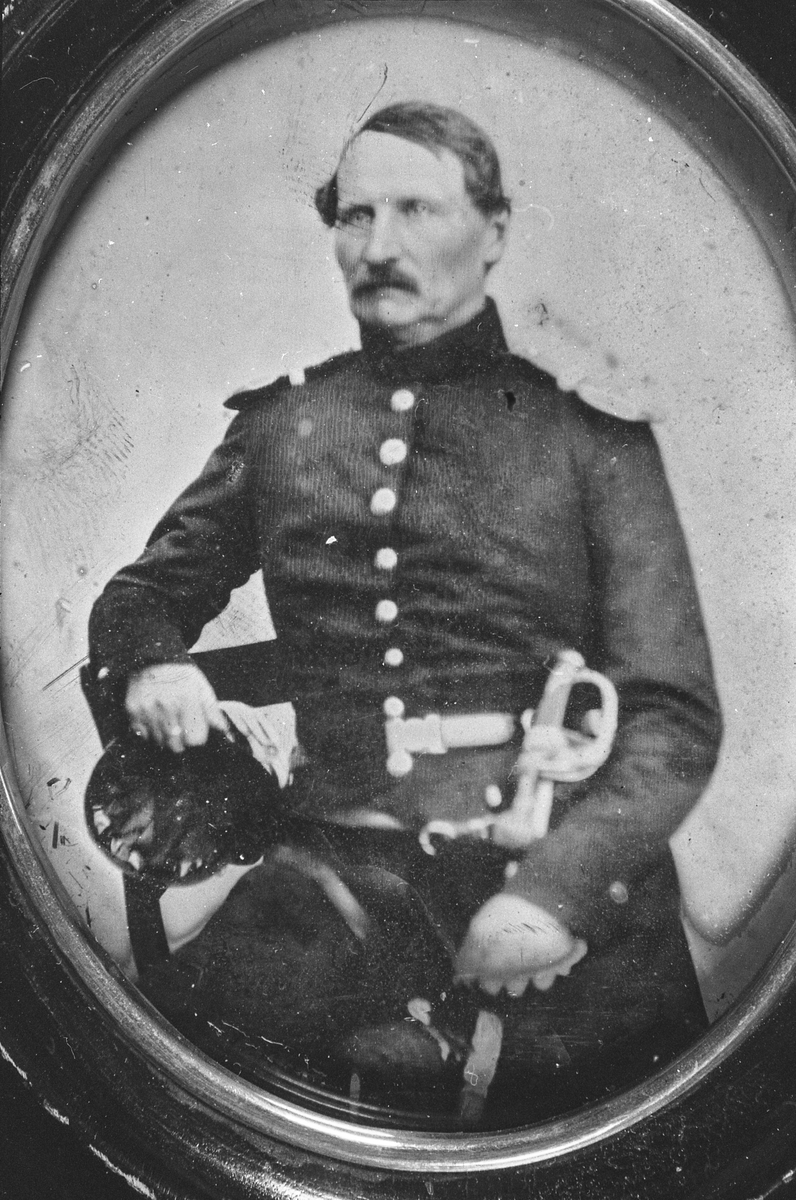 Kaptein J. E. Colbjørnsen i uniform, ca 1860