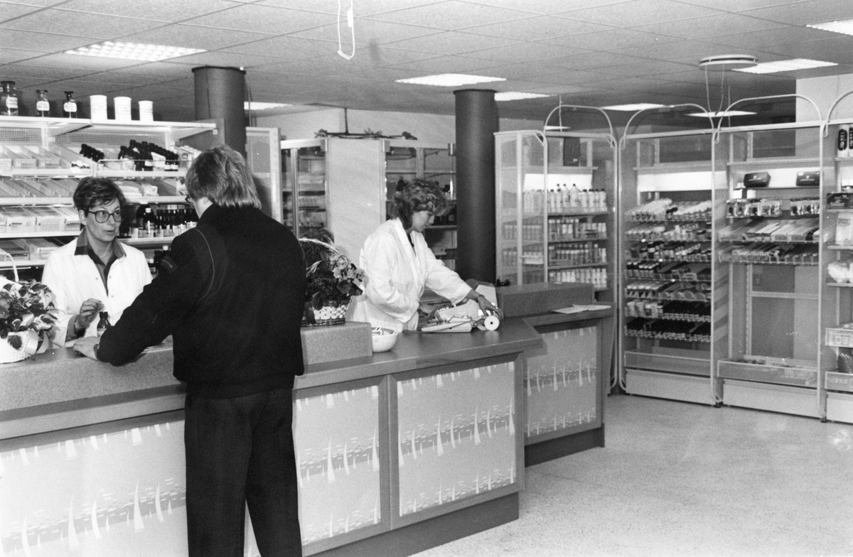 Lillesand apotek, skranken fra publikumsavdelingen. 1985.
Personer ukjente.