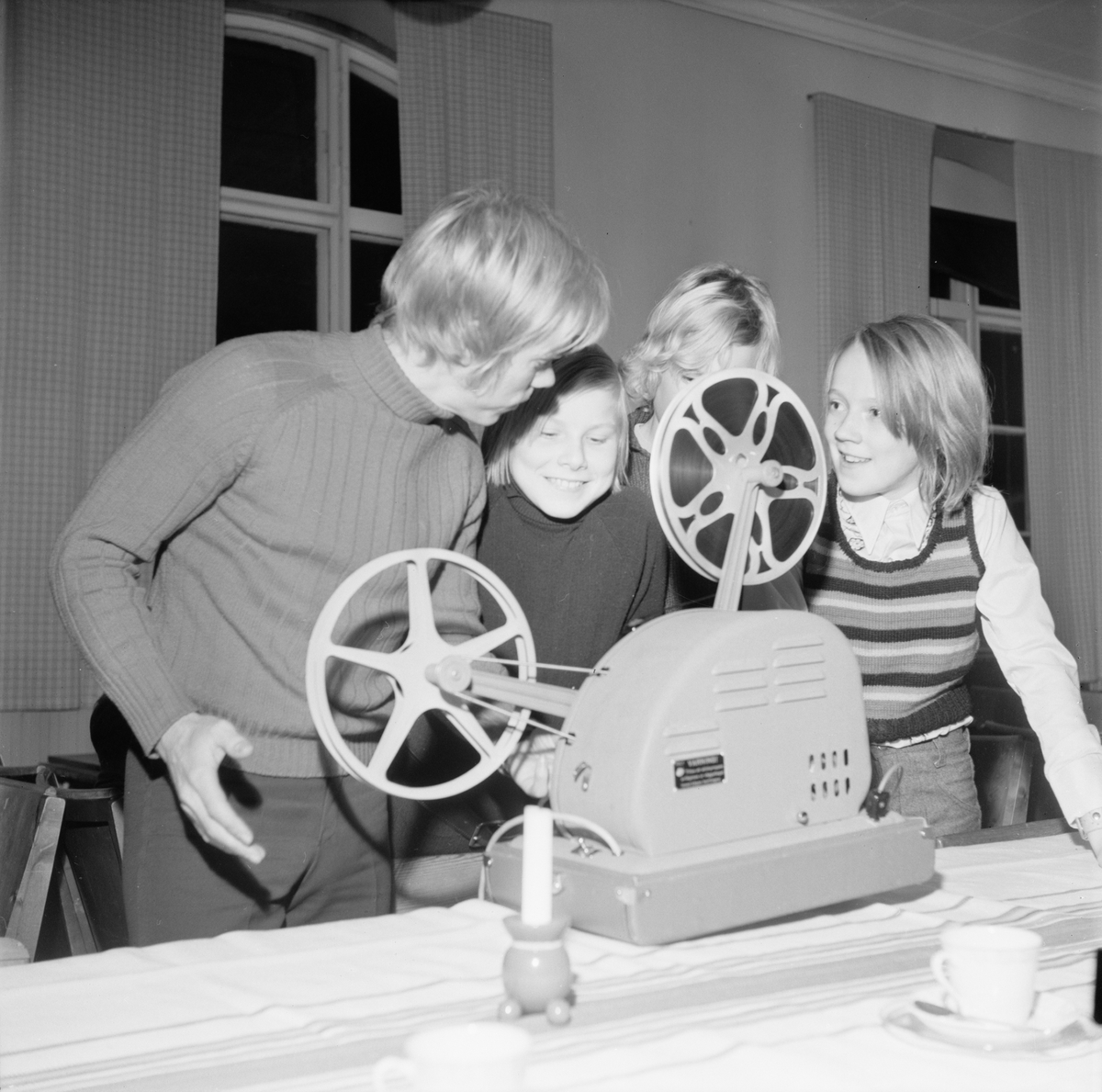 Idol delade ut priser hos Strömsbergsungdom, Uppland 1971