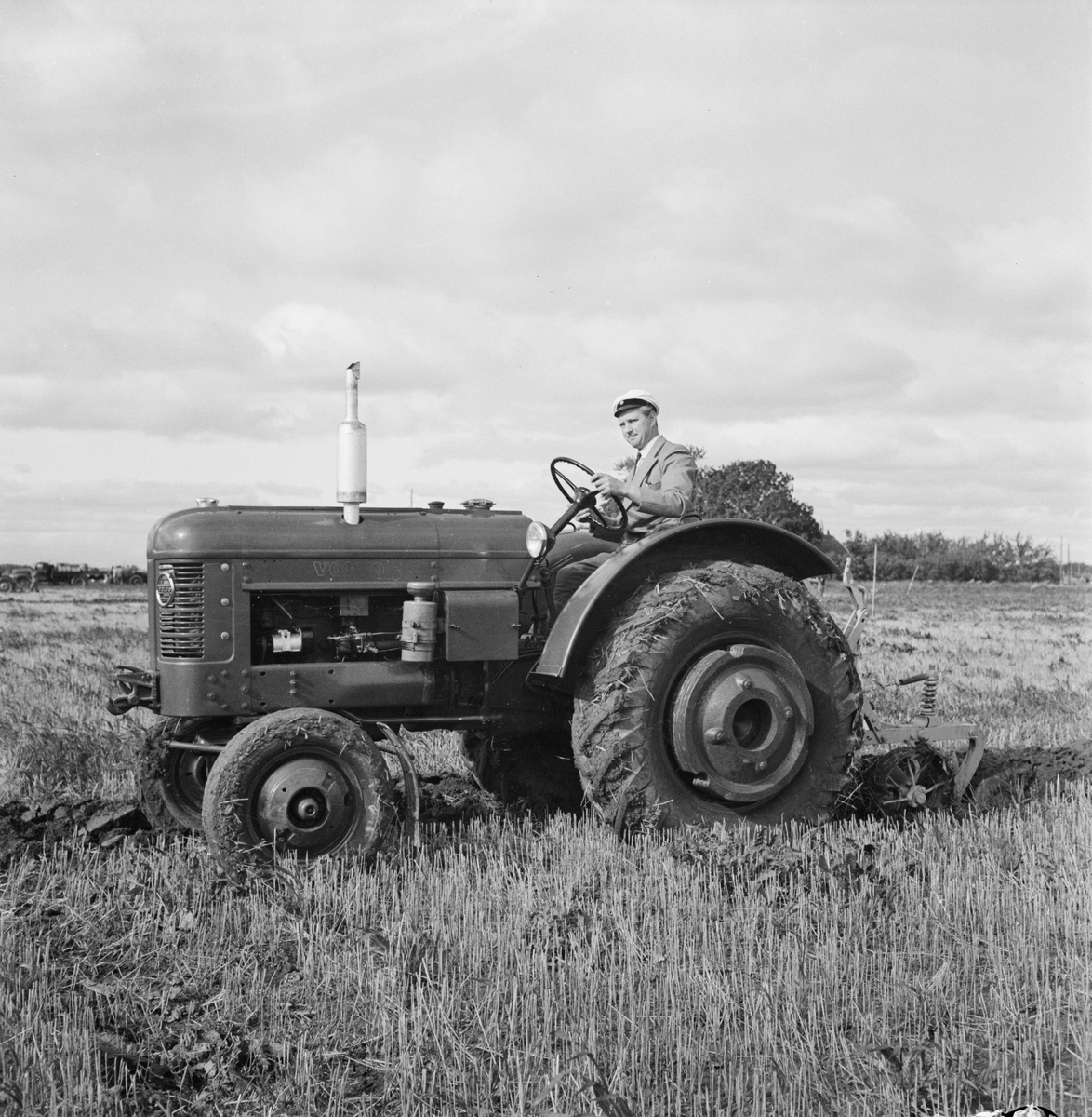 Volvoutställning, traktorer, Uppsala 1949