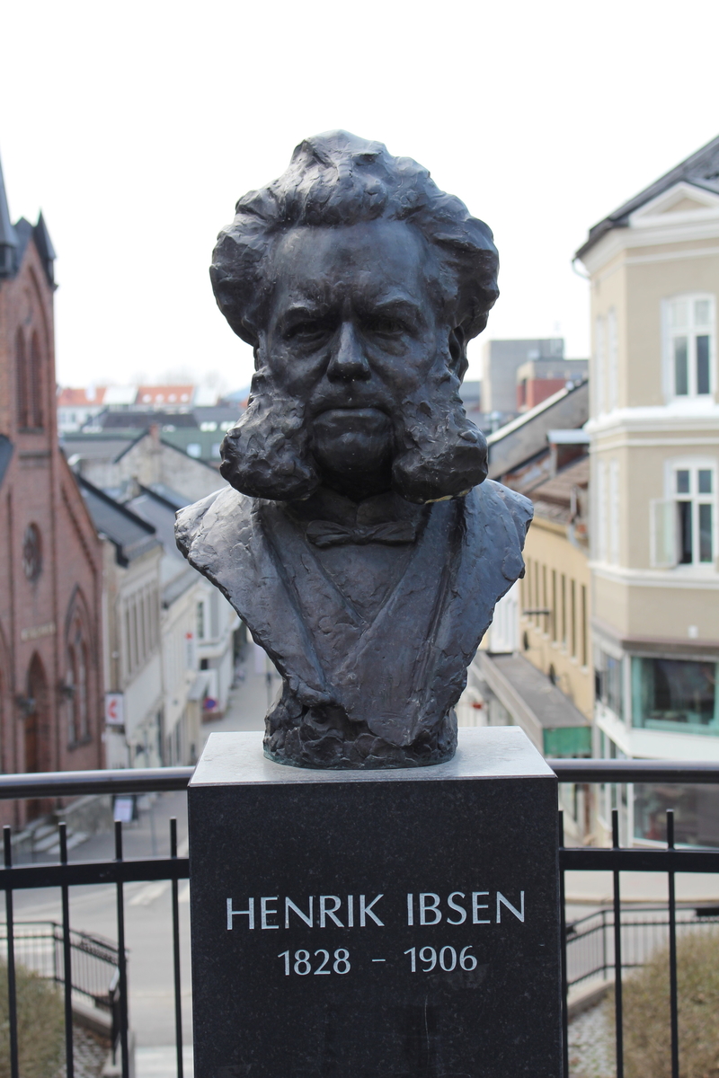 Portrettbyste av Henrik Ibsen.