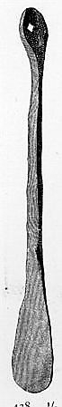 Jernbarre som type Rygh 438. Barren har form nærmest som ei langstrakt øks, med et rombeformlignende tverrsnitt i den smale enden. Nederst er det flatet ut som en egg.