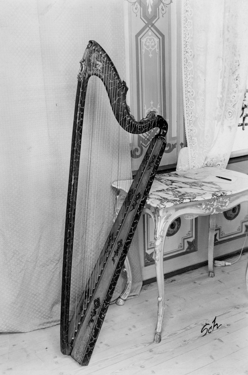 Harpe av ukjent opphav. Stammer trolig fra første halvdel av 1700-tallet. Bildet er tatt i Mozartsalen.