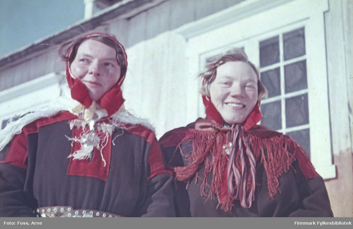 To samiske kvinner, til venstre Anne Ellen Mudenia Porsanger og Ingrid Nathalie Søreng Nilsen utenfor Polmak kirke, 2. påskedag i 1947.