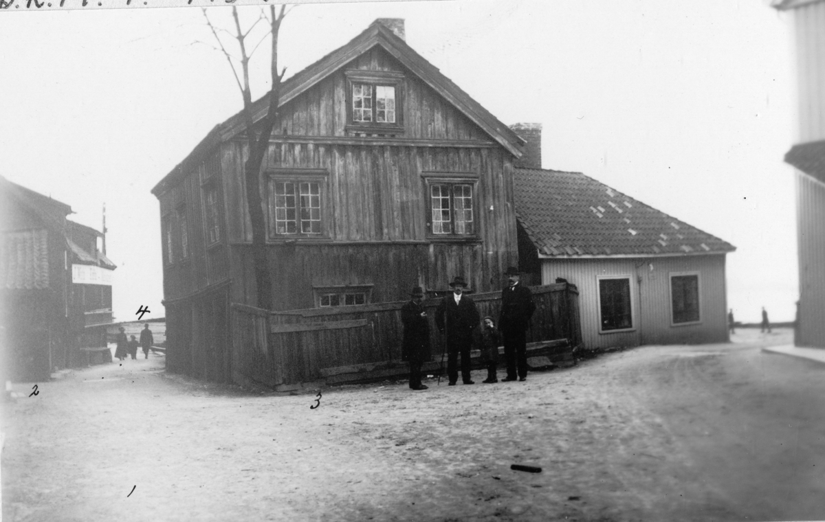 Barthegården ved Lilletorvet, (nedtatt 1920) sett mot Pettershullet.