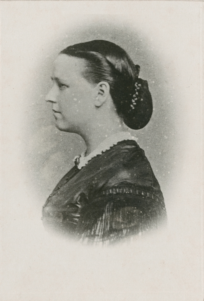 Portrett av Barbara Anette Karen Anker. Bildet er tatt ca. 1860-1870.