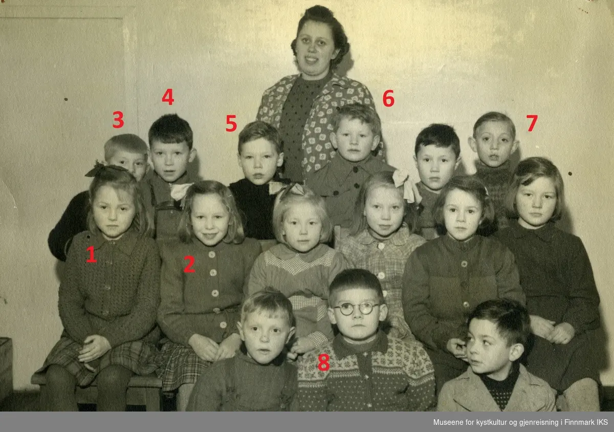 Honningsvåg. Gruppebilde av en del av 1. klassen. 1949.