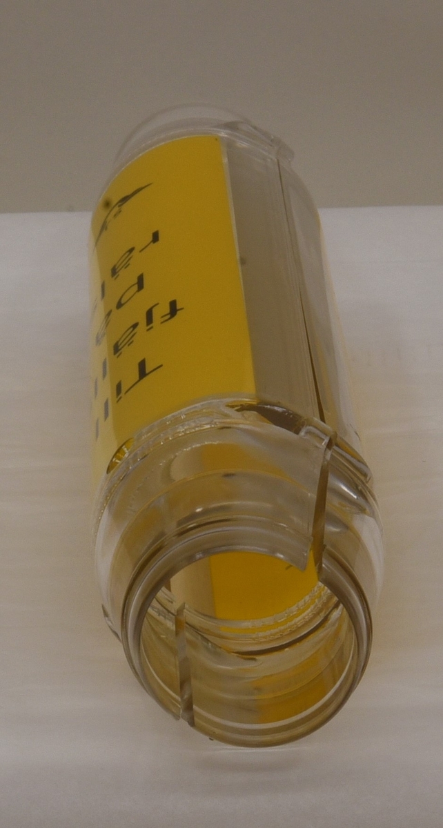 Liftreklamrör av transparent plast. Röret består av två delar som skruvas ihop. Det smalnar av mot ändarna för att ge en nättare övergång till liftens skaft. Huvuddelen av röret har plats för reklam, i det här fallet budskapet "Till fjälls på räls." tryckt i svart mot gul bakgrund på en dekal som fästs på rörets insida. Längst ner finns SJ:s 1990-talslogotyp med de stiliserade vingarna, också det i svart. Reklambudskapet upprepas på båda rörhalvor. Vid ena änden finn "LIFTREKLAM AB" ingjutet i plasten.