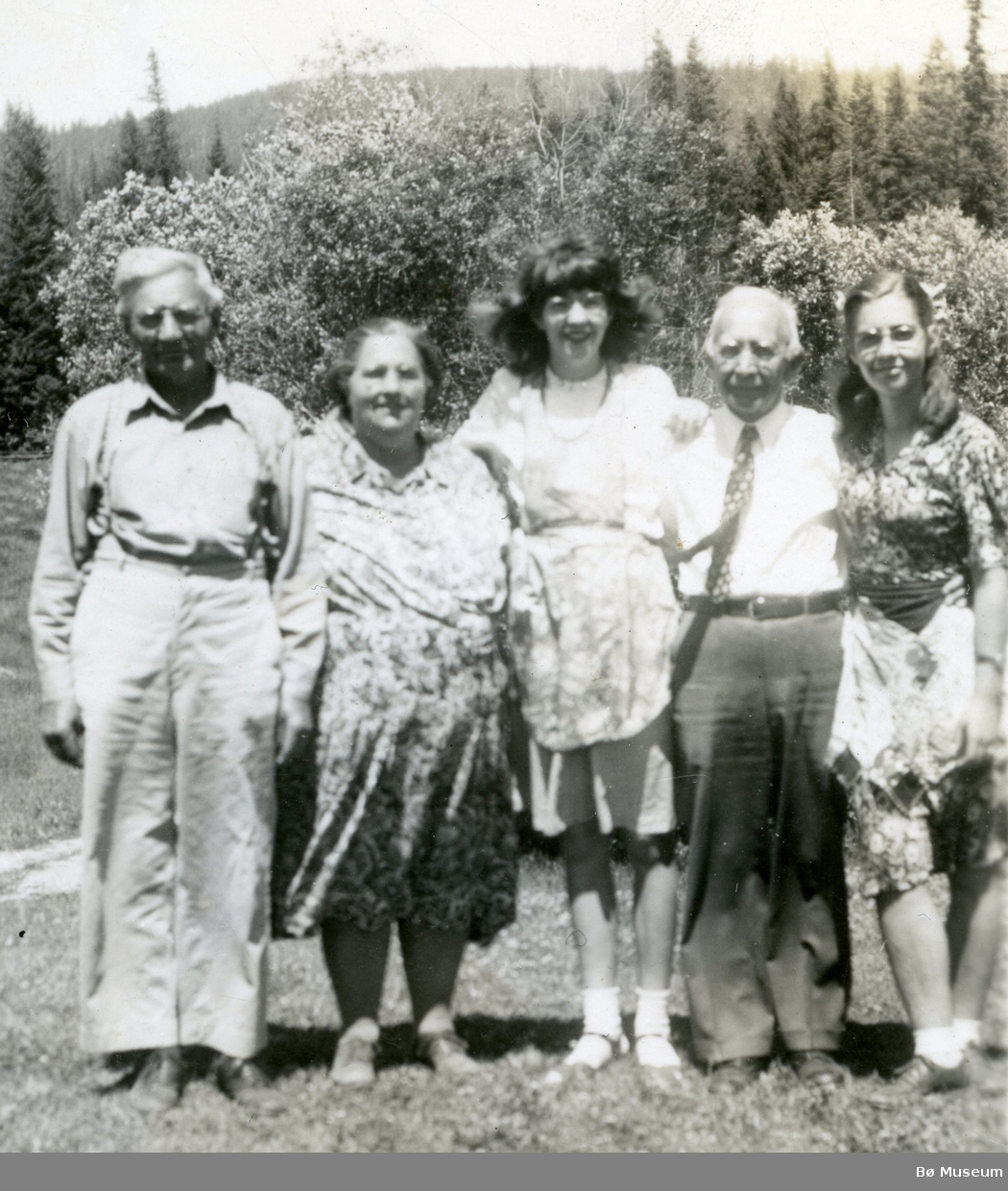 Familiefoto av Kittil Prestholt med kone og Ole Prestholt med barnebarna Mari og Velma (ytterst t.h)