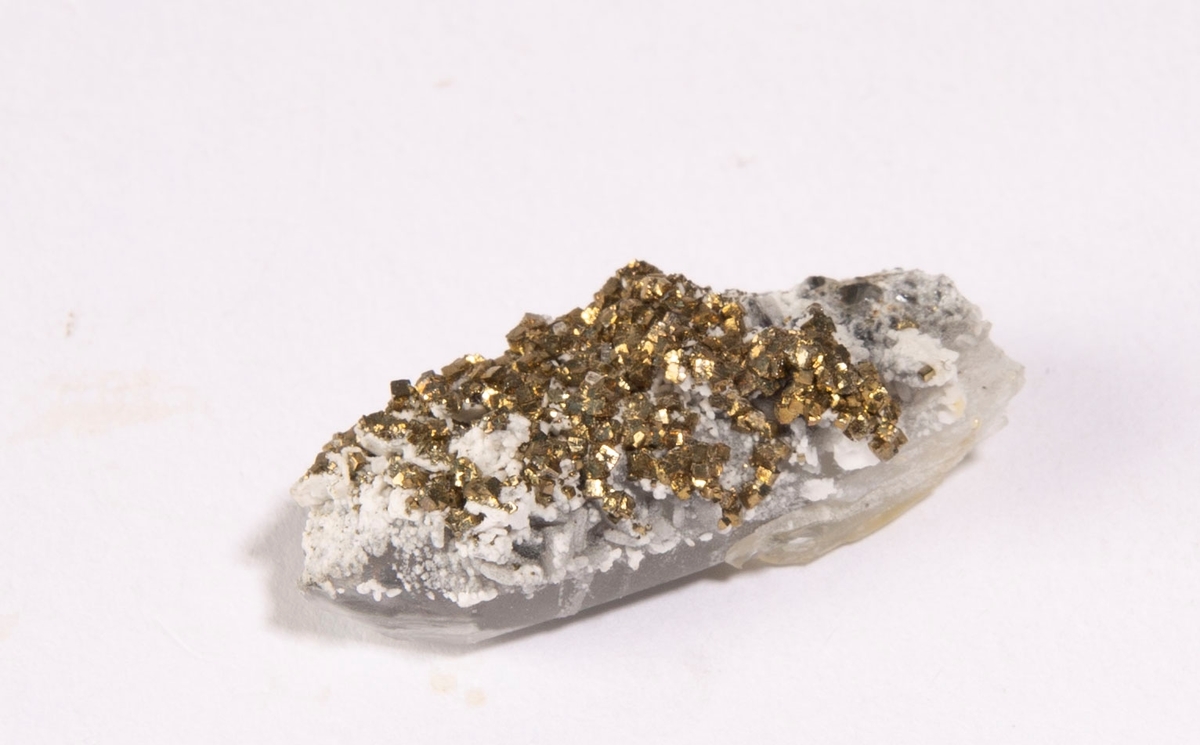 En omtrent 3 cm lang krystall av kvarts er overvokst av pyrittkrystaller.
Mildigkeit Gottes gruve, 84 m.