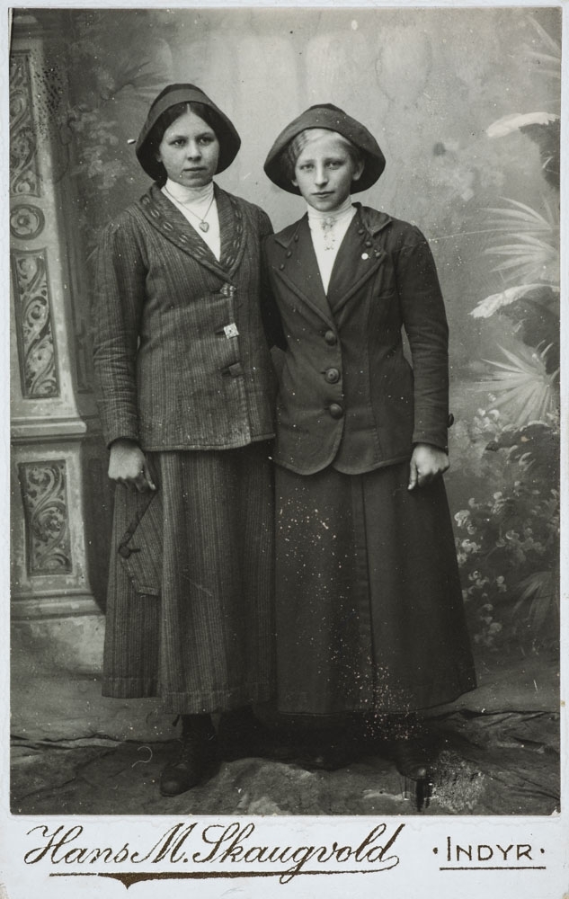 Leirfjord. Portrettfoto av to unge damer i tidsriktige klær. T.h.: Ragna Leland, datter til Marie Leland, jordmor i Leirfjord. Den andre personen er ukjent.