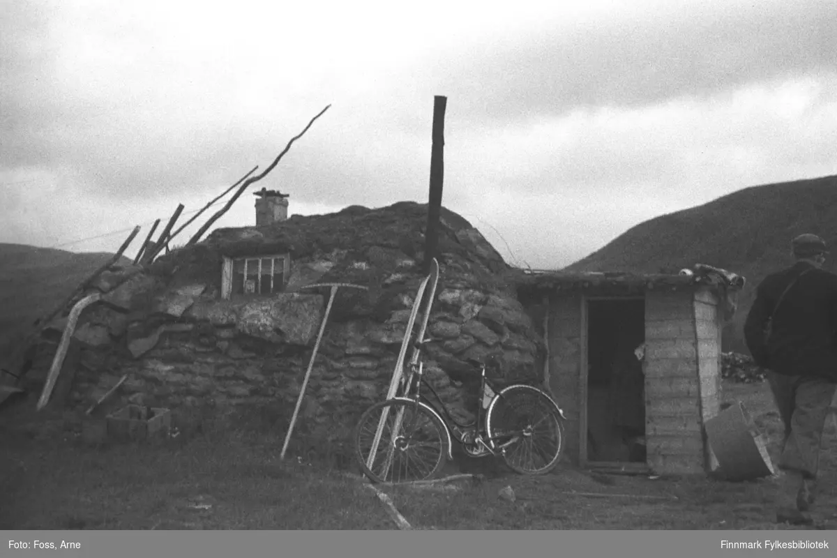 En gamme (muligens) i Bonakas i juni-juli 1946. En sykkel, ski og en rive lener mot gammen.
