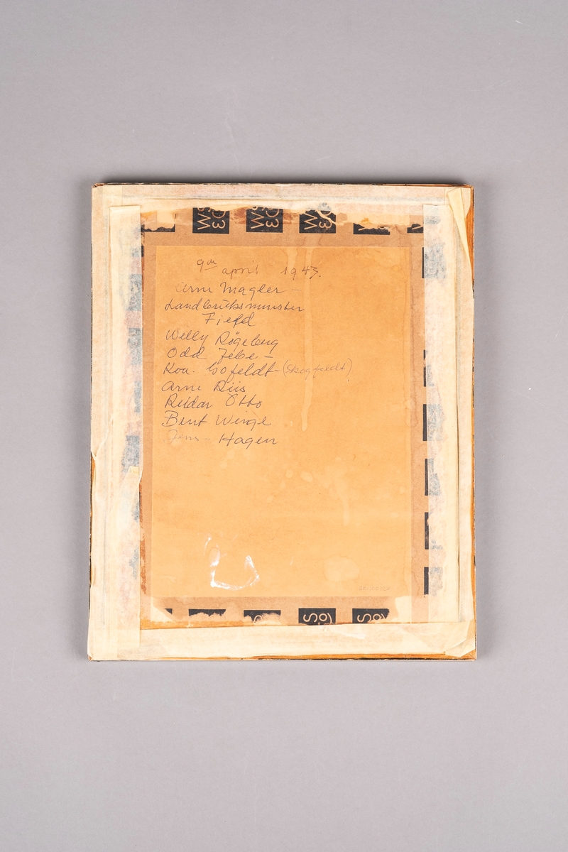 Innrammet bursdagskort. Det er skrevet dikt på kortet, og er signert av 9 medfanger. Nederst ved høyre hjørne er det tegnet et segl.
Rammen er av tre med glassplate.