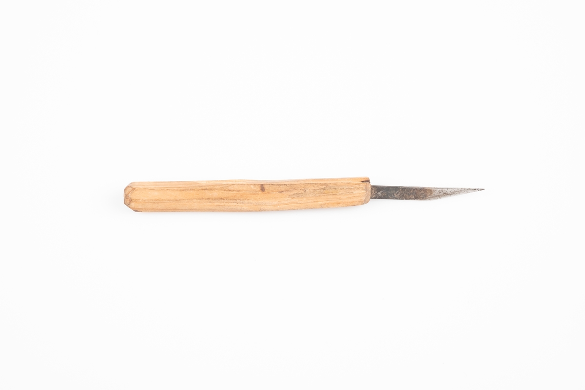 Rissekniv til treskjæring med blad i metall og skaft av tre.