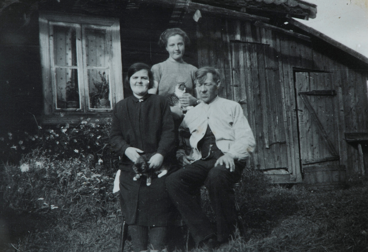 Familien Engen, utenfor Birkeli, unna Lundgaard lille, Ottestad. F.v. Ellen Bergljot f. Gustavsen 1889-1942, Kristian Engen 1889-1962 og datter Marie 1921-2008.
