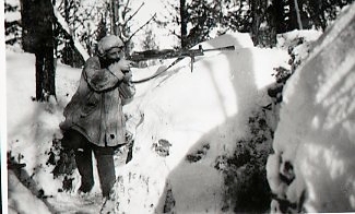 Finlandsfrivilig i skyttegrav. - Miliseum / DigitaltMuseum