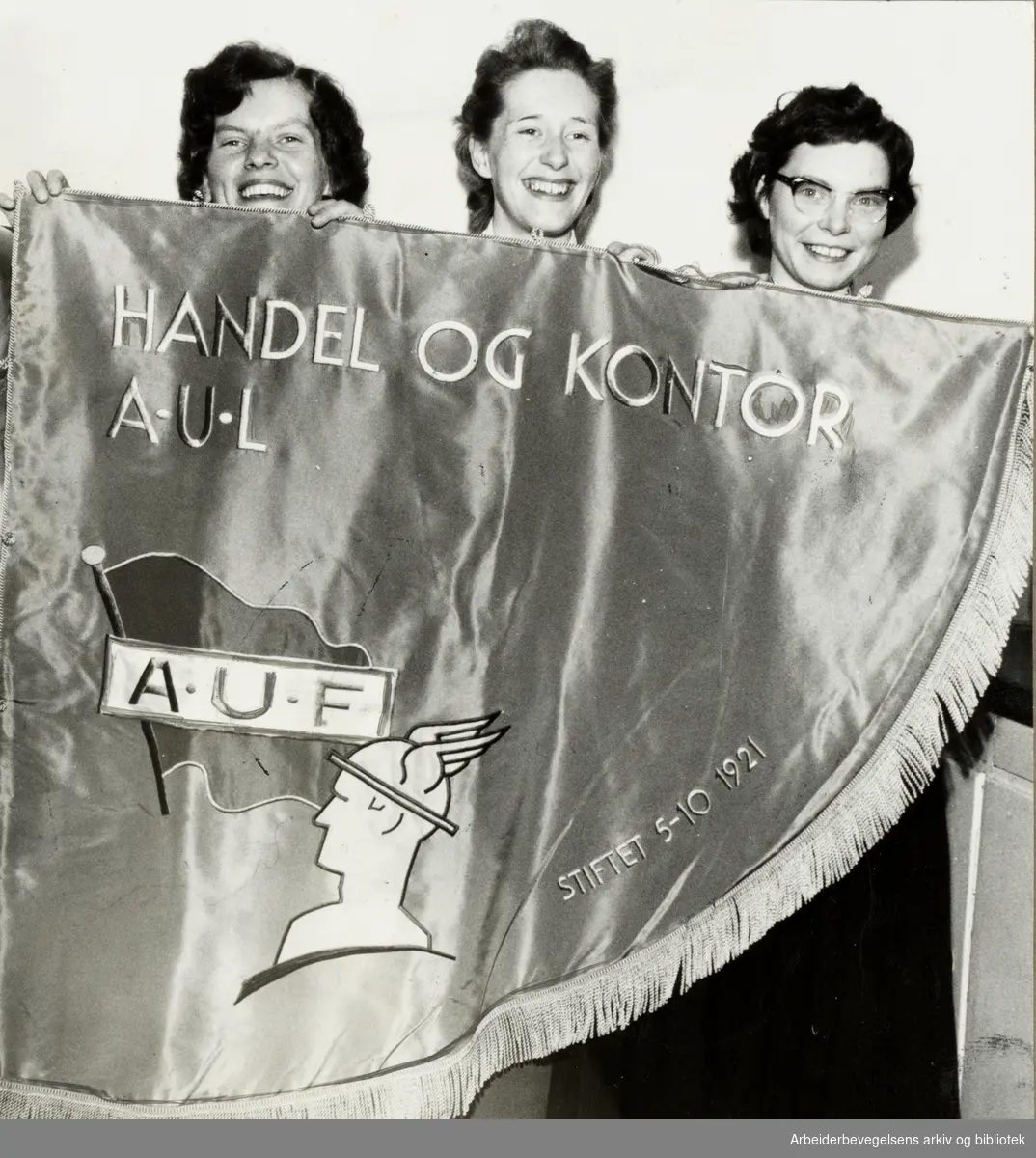 Handel og Kontor fikk nytt banner laget til 1. mai. Tekst i album: Lisa var bannerkomiteens formann, fra venstre Lisa, Gerd Larsen Bergli og Bjørg Johansen.