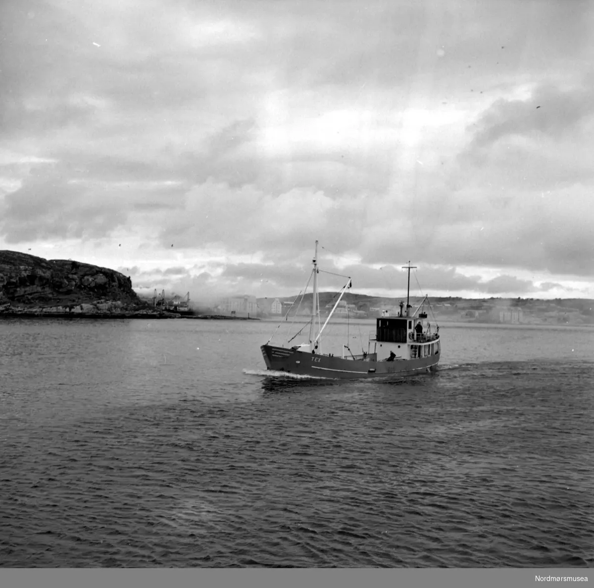 Brannbåten "Tex" i Kristiansund. Datering er trolig 1966. Fotograf er Nils Williams. Fra Nordmøre museums fotosamlinger