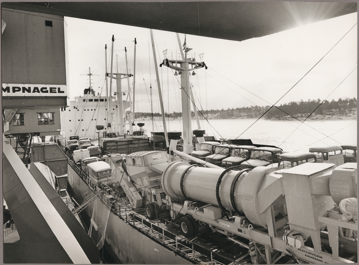 Båten "Matija Gubec" i Oxelösunds hamn lastad med lastbilar februari 1980.