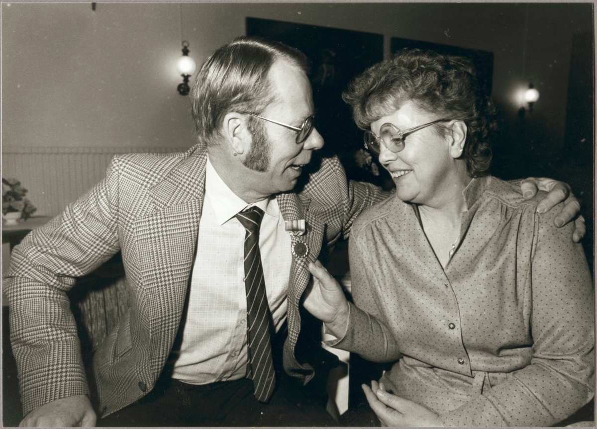Lars Ek med fru Solveig på Trafikaktiebolaget Grängesberg - Oxelösunds Järnvägar, TGOJ personalafton på Hotell Smeden i Eskilstuna 1985 där han fick en förtjänstmedalj.