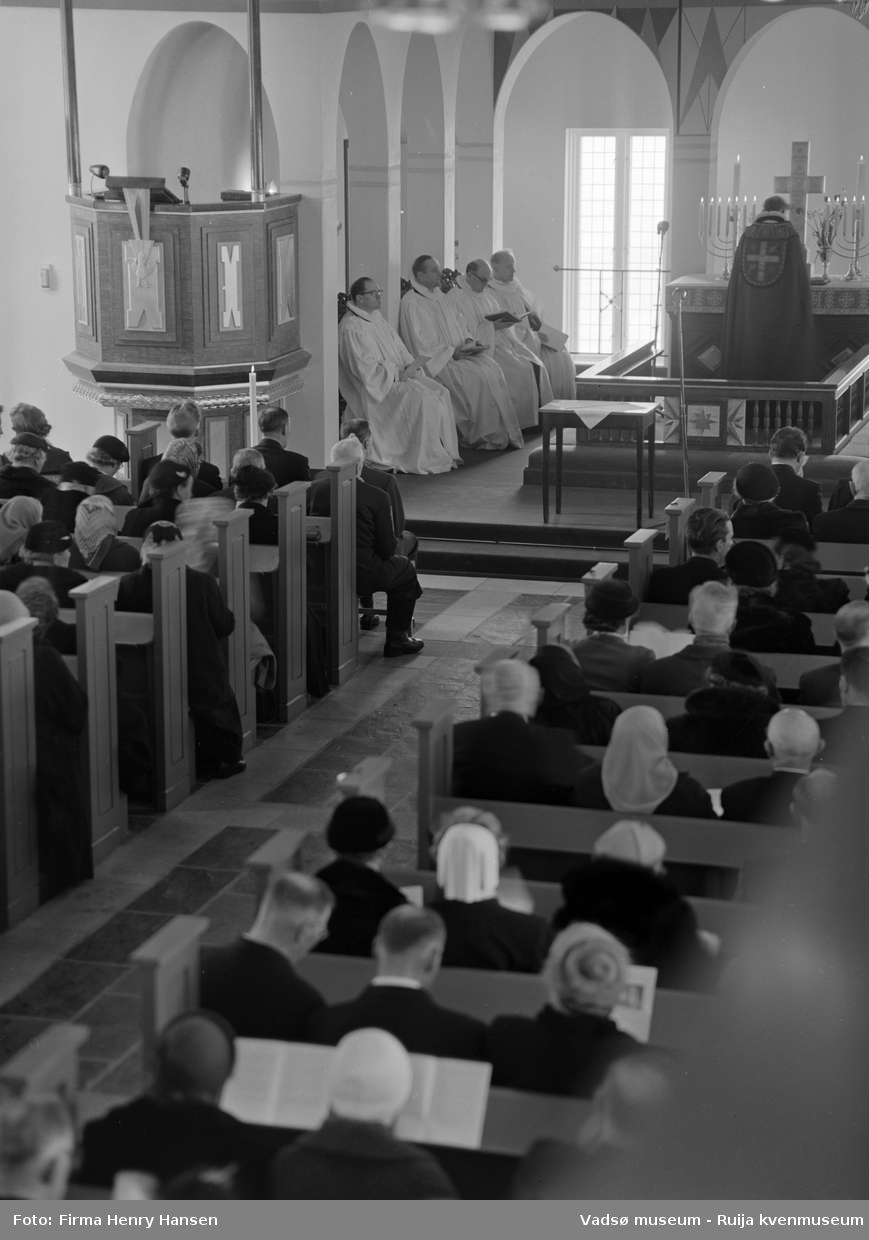 Vadsø kirke, gudstjeneste ved kirkeinnvielsen 30.mars 1958. Kirka ble vigslet av biskop Alf Wiig.
