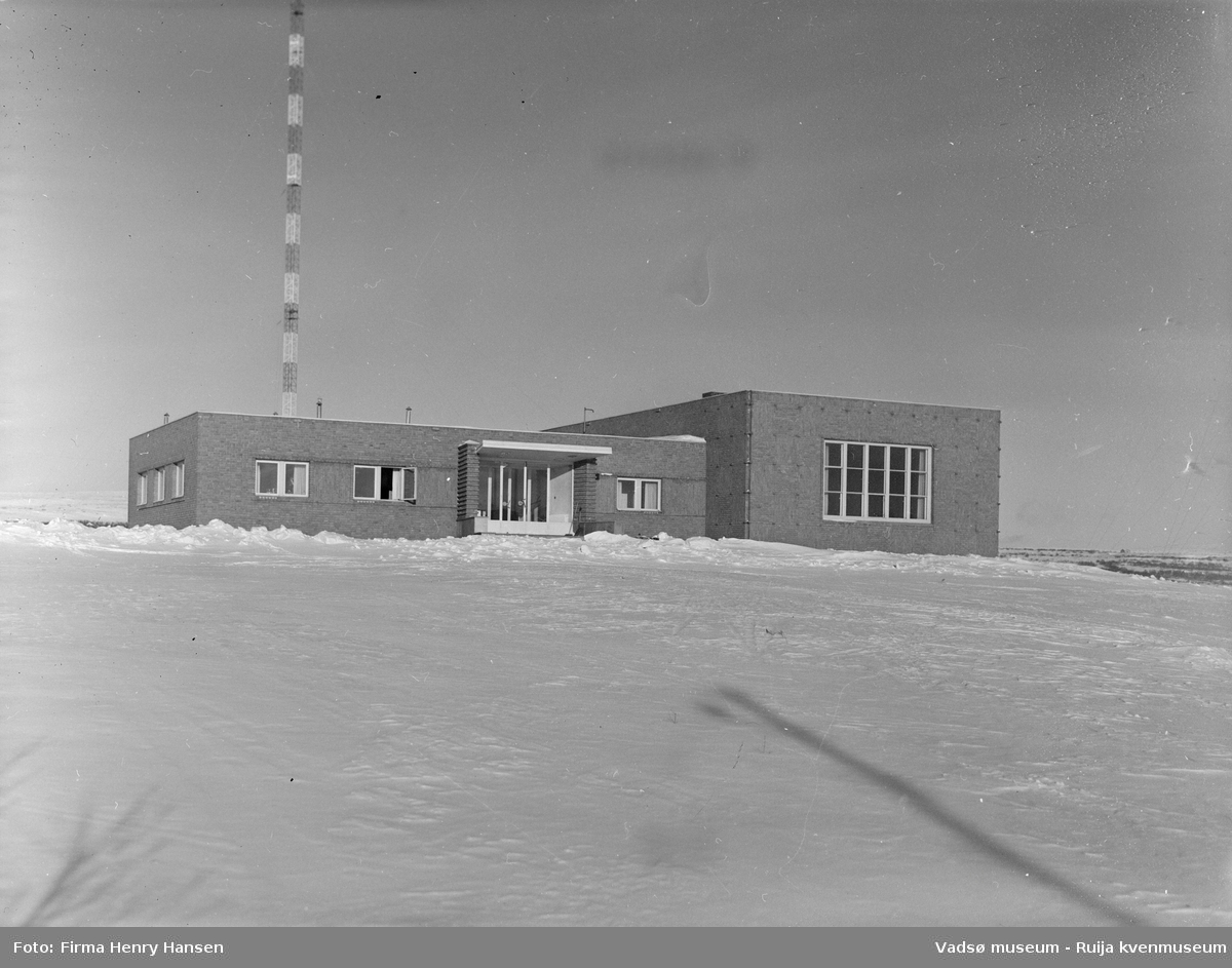Finnmark Kringkasting, Vadsø, 1956.Et vinterbilde tatt fra sør mot nord. Finnmark kringkasting oppført 1948-1949. Arkitekt MNAL Henrik Kjær. Bygget ble innviet 15.09.1949