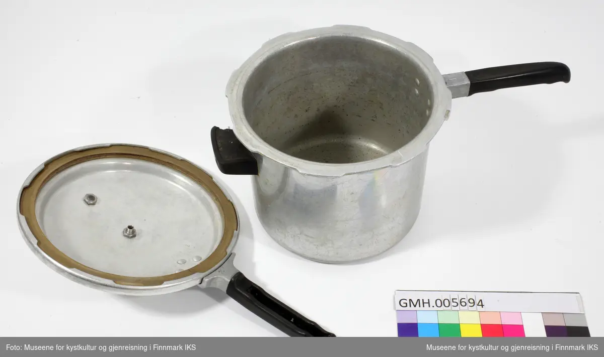 Trykkokeren er laget i sølvfarget aluminium. Kasserollen har tykk bunn og det er håndtak i kunststoff ved både underdelen og lokk. Lokket har et overtrykkventil.