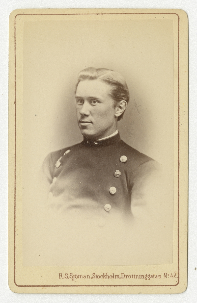 Porträtt av Carl Georg Pfeiff, underlöjtnant vid Västgöta regemente I 6.

Se även bild AMA.0021859 och AMA.0021949.
