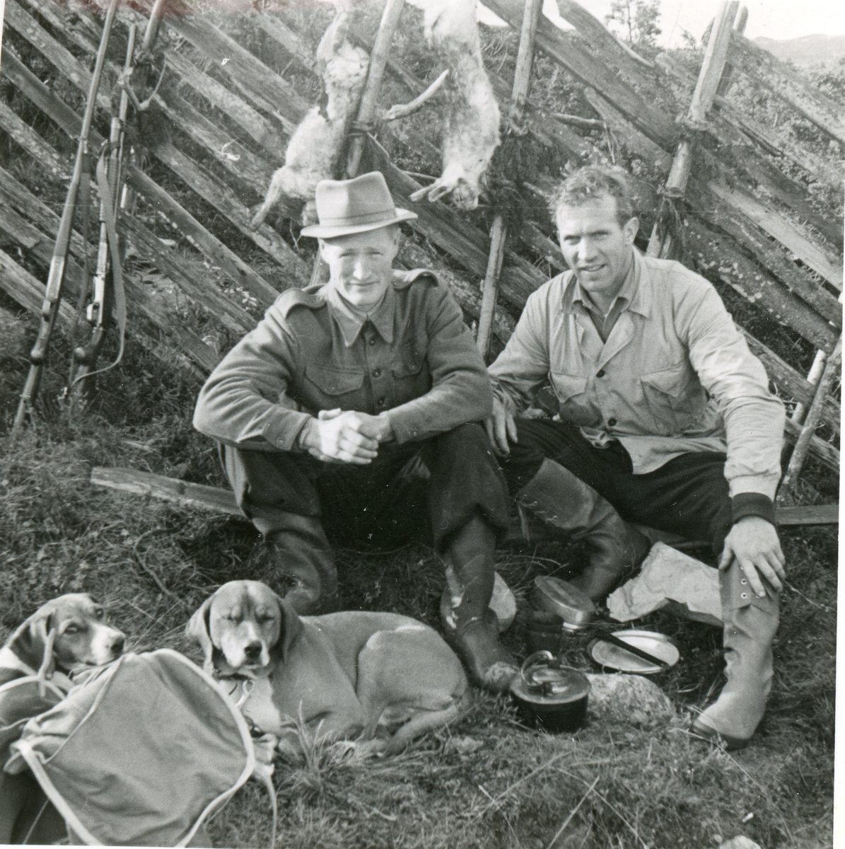 Harajakt i Grønlio 1946-47-
frå v. Ola Elbjør og Per Østensen.