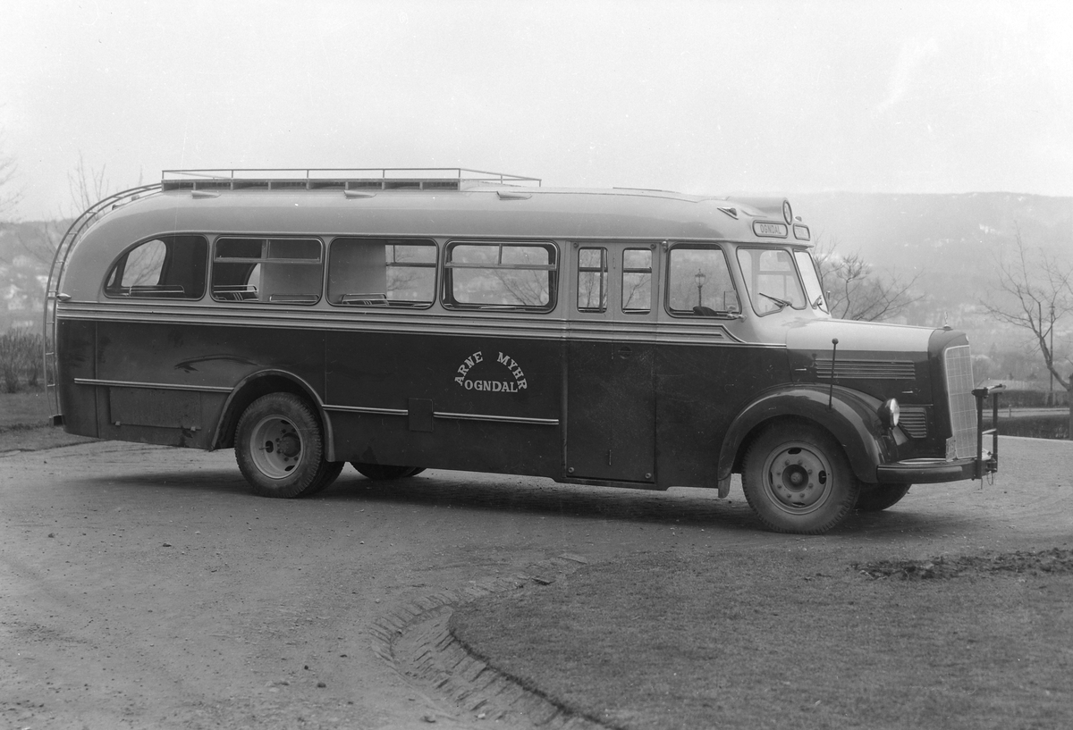 Buss fra Motor-Trade for Arne Myhr, Ogndal