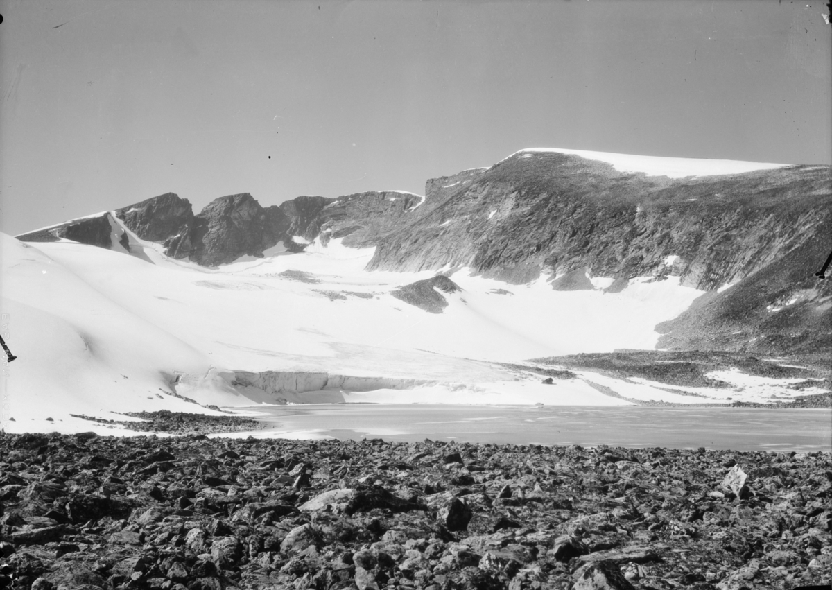 Dovrefjell, Snøhetta med snø, bre og vann, antatt Istjørni