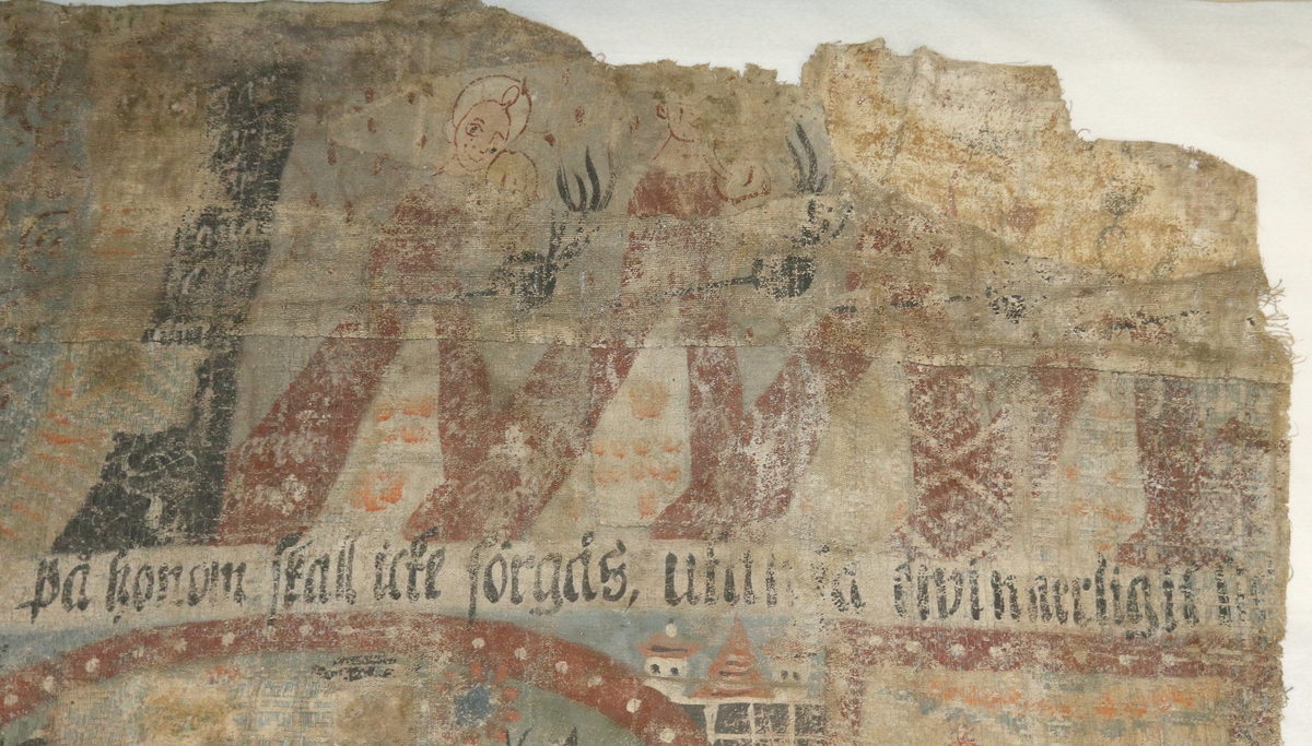 Bonadsmålning av konstnär i Allbo-Kinnevaldgruppen målad i tempera - pigment, ägg och ev mjöl (Nyström, 2012:150-151)  på en skarvad och återanvänd linnedrätt, hängklädnad eller väggbonad med tuskaftsväv i botten och blå geometriska mönster i upphämta. Motiv med de tre vise männen ridande i mitt och de visa o de fåvitska jungfruar ovanför, samt mytologiska djur i nederst raden.
Målad på två horisontella våder sydda stad i stad av ovan nämnda tyg samt mindre bitar hopsydda till en övre våd.

Jämför målningen med bonadsmålningen M 67527/A.12.16 troligen av samma konstnär.

Inskrivet i huvudkatalog 1876.