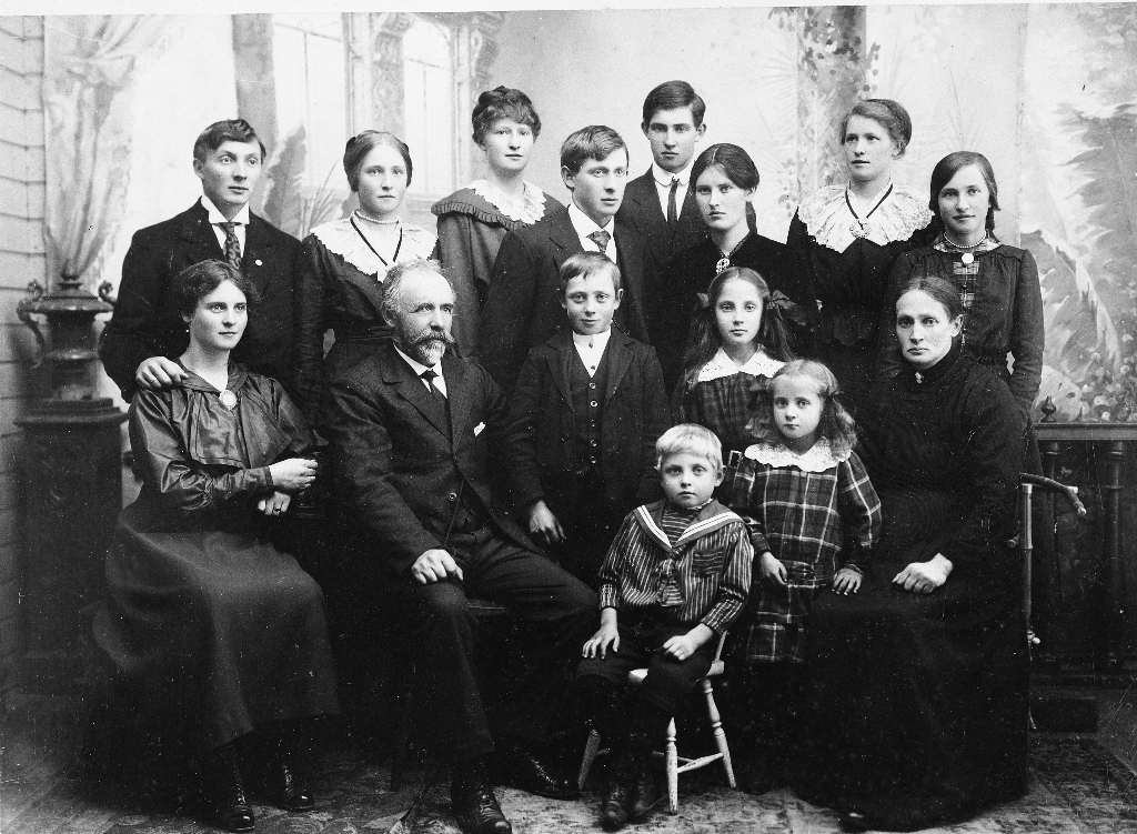 Familien til Gunleiv Garpestad. 
Bak f. v. : 1. Arne Ødegård, svigerson, 2. Astri (1902 - ), 3. Margrete (Maggi) (1896 - ), 4. Halvar (1895 - ), 5. Ommund Thu Garpestad (1900 - ), 6. Rakel Egeland, svigerdotter, 7. Eli (1898 - ), 8. Marta (1904 - 1927), 9. Maren (1893 - ), 10. Gunleiv (1865 - ), 11. Gunleiv jr. (1906 - ), 12. Valborg (1908 - ), 13. Anna f. Thu (1872 - ), 14. Børge (1911 - ), 15. Olga (1912 - ).