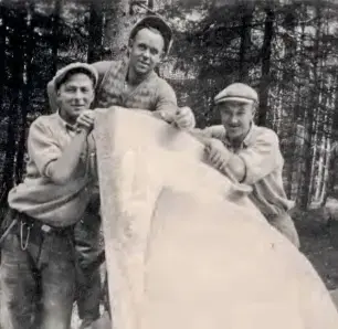 Stenhoggerne Asbjørn Andersen, Martin Johansen og Richard Lunde.