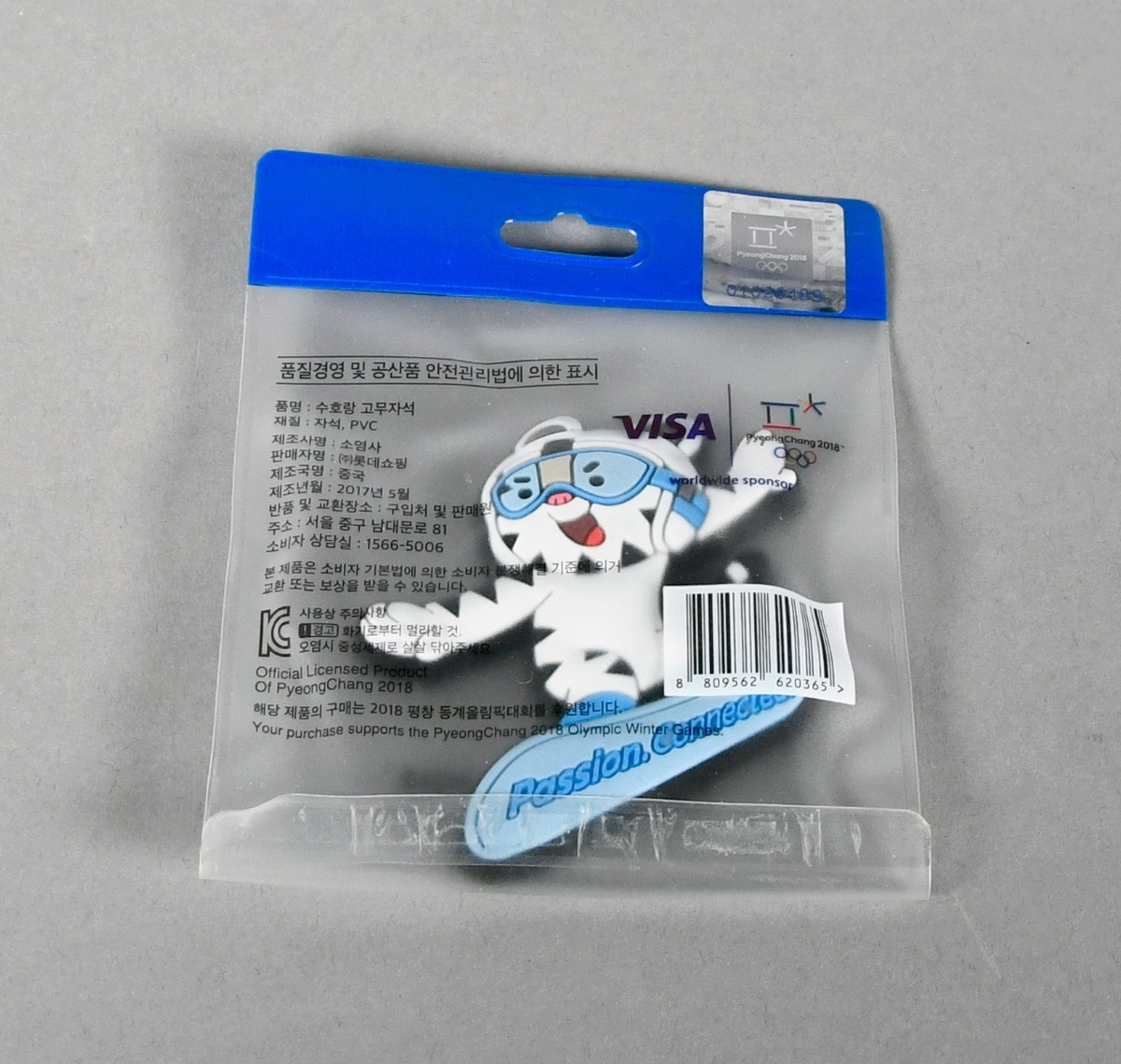 Figur laget av plast som viser maskoten Soohorang som står på snøbrett. Maskoten er utstyrt med skibriller. Figuren ligger i en plastemballasje. På baksiden er figuren stemplet med PyeongChangs logo og de olympiske ringene.