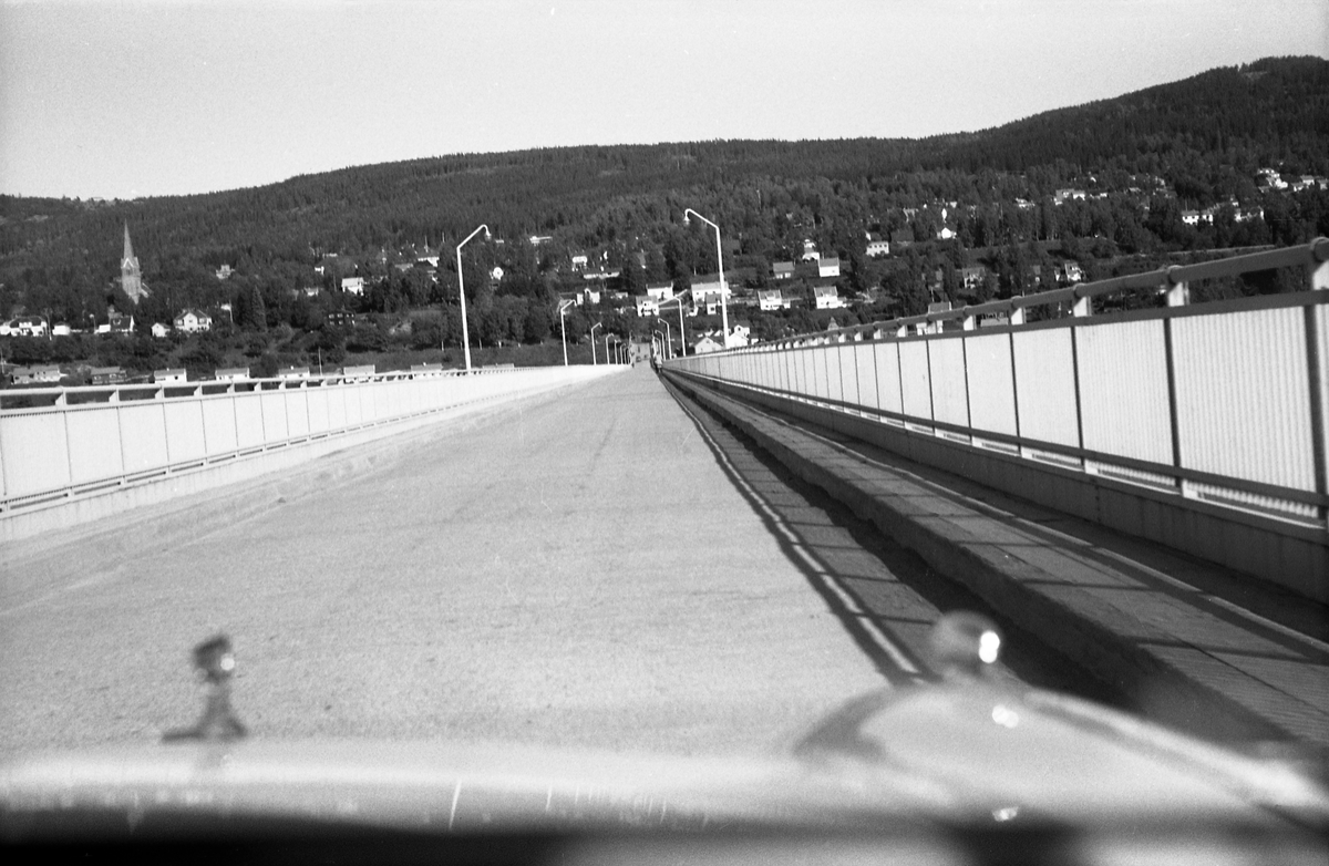 Bilde tatt fra bil som passerer over bru. Ser ut som Vingnesbrua, og da er Lillehammer på andre sida av brua.