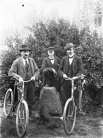 Tre män och två cyklar, Riddarhyttan.