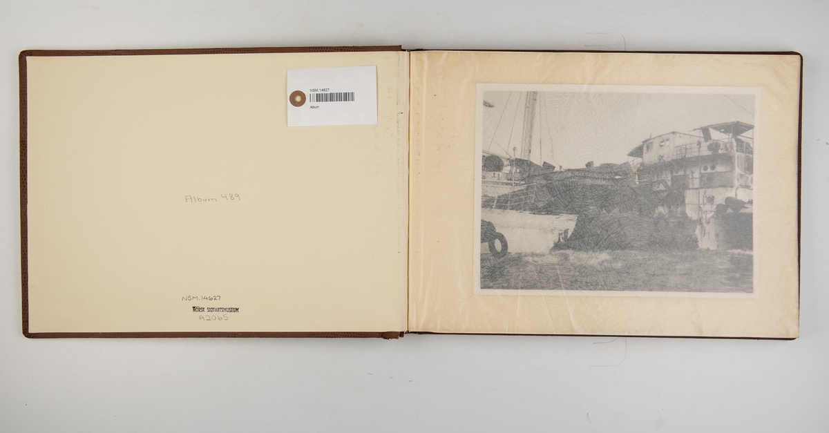 Fotoalbum med fotografier fra M/T 'Espa' til reparasjon ved Boele's Scheepswerven, Bolnes, Holland.