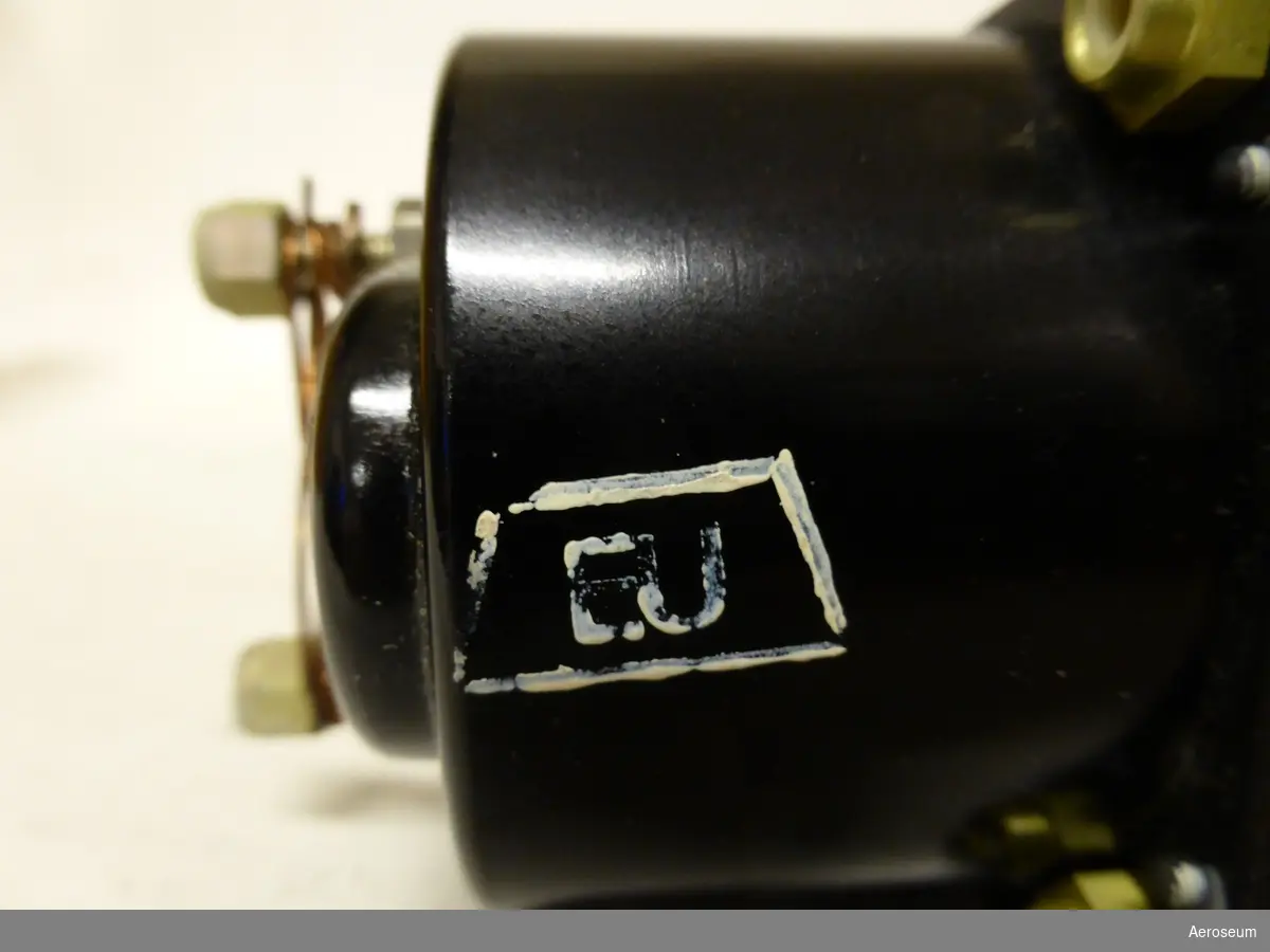 En voltmeter, tillverkare är Brion Leroux, Paris. Instrumentet ligger i original pappkartong, är i originalskick och oanvänd. Tillverkad 1962.