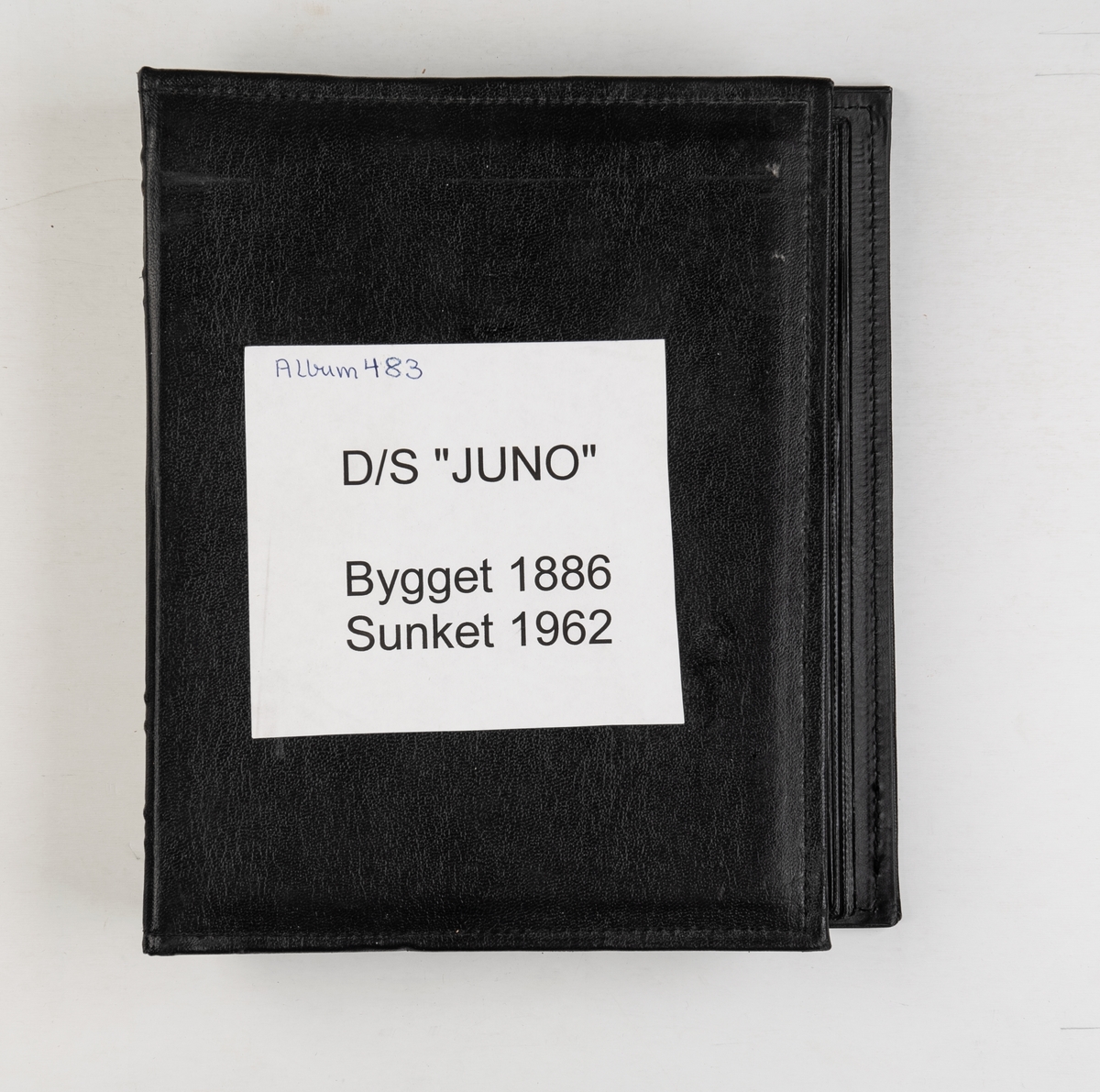 Album med fotografier fra hevingen av  D/S 'Juno'.