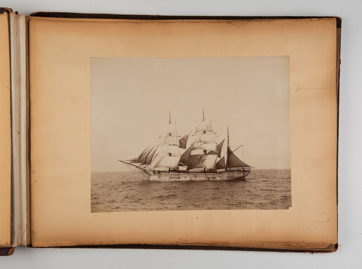 Album med fotografier av seilskip og dampskip