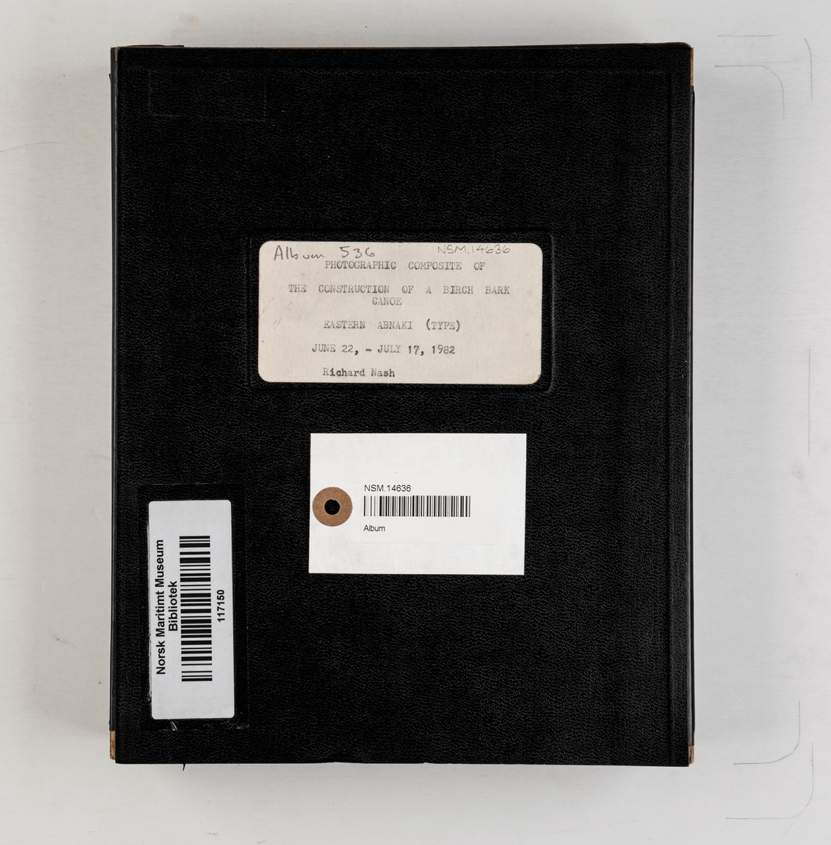 Album med fotografier og beskrivelse av konstruksjonen av en bjørkeneverkano.
