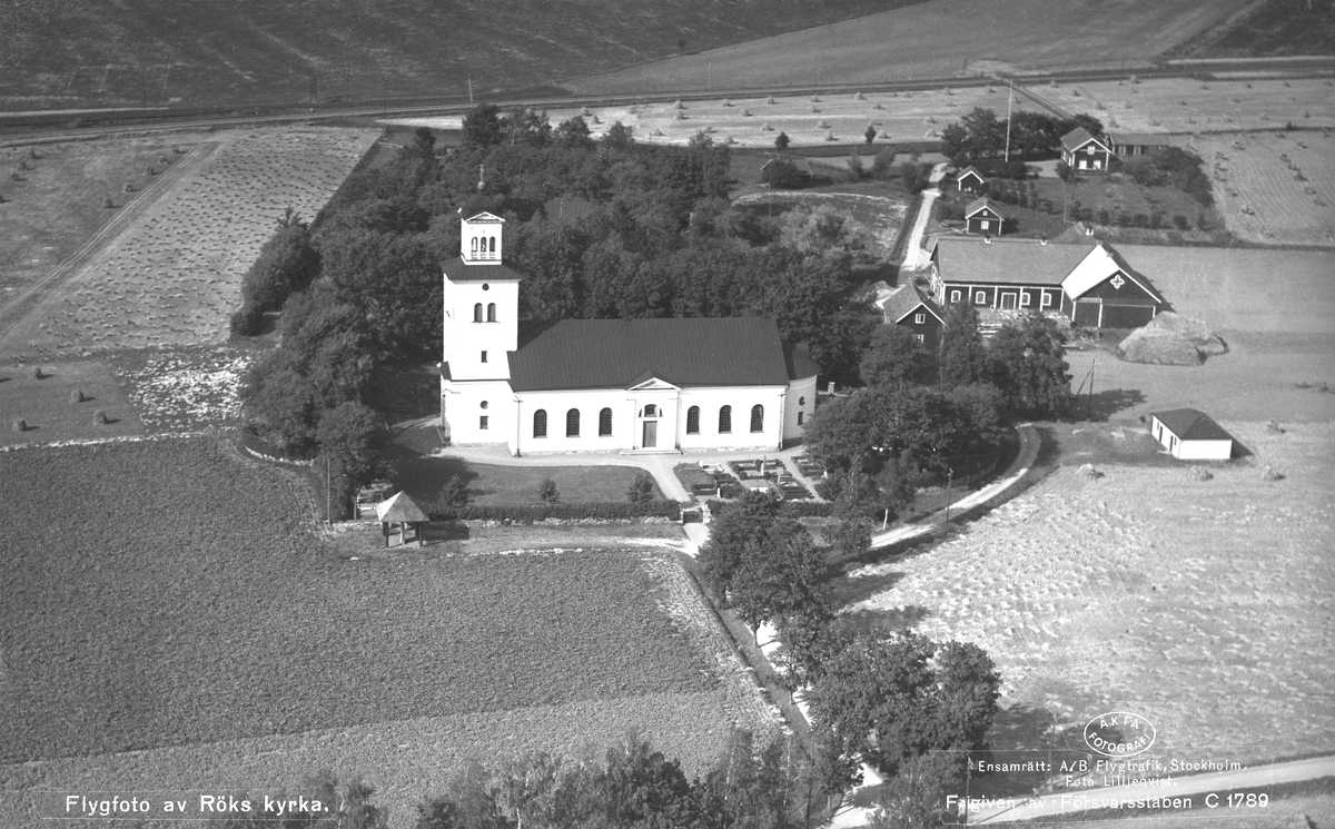 Den nya kyrkan i Rök uppfördes under perioden 1843-1845 av arkitekten och byggmästaren Andreas Nyström med assistans av sonen August Nyström. Kyrkan i nyklassicistisk stil uppfördes på platsen för socknens äldre, medeltida kyrkobyggnad, som rivits kort före byggstarten.