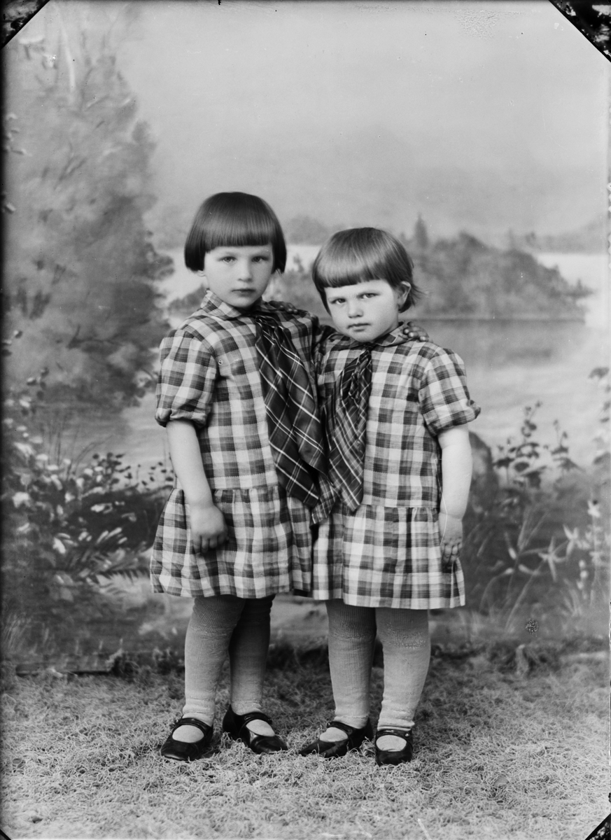 Mary och Elsie Jansson från Ytternuttö, Börstil socken, Uppland 1928