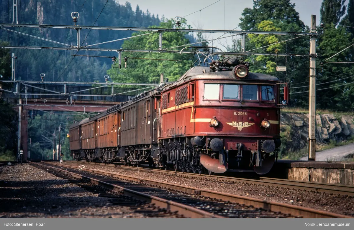 Elektrisk lokomotiv El 8 2066 med persontog fra Oslo V retning Drammen på Hvalstad stasjon.