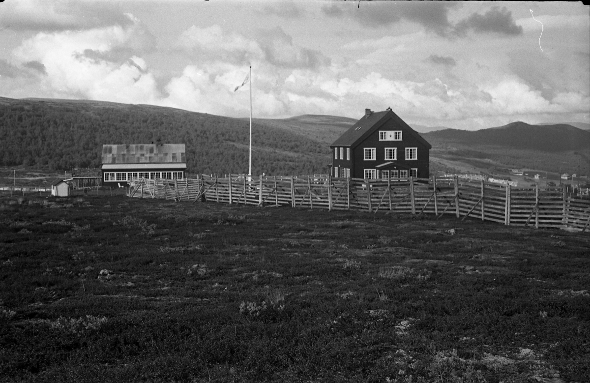 Avfotografert bilde av bygninger i fjellomgivelser. Stedet er ifølge informant Hjerkinn Hotell.