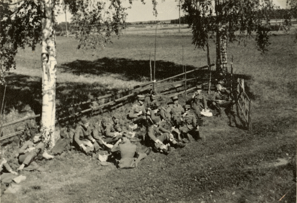 Text i fotoalbum: "Fältövningar i Hedemora 18.-24.8.1938. Efter slaget."