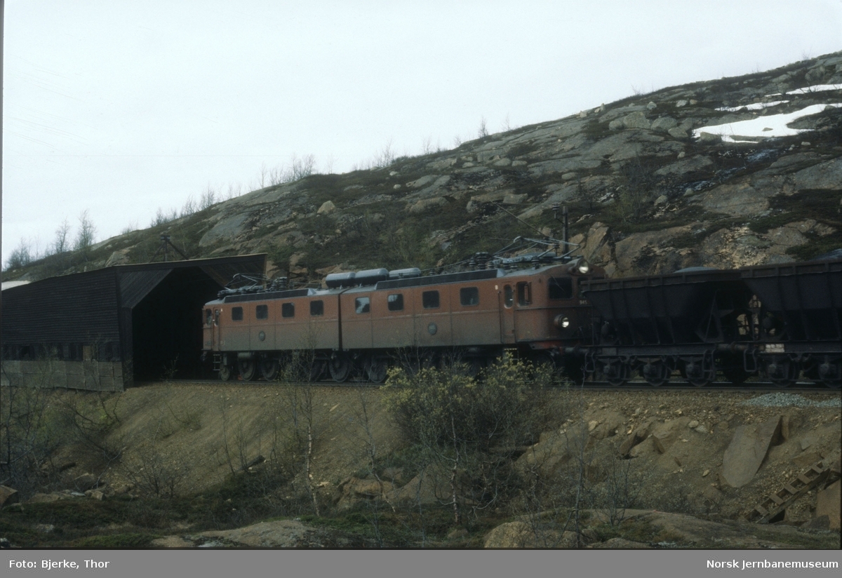 Svensk elektrisk lokomotiv Dm 944-945 foran malmtog 7318 ved Haugfjell